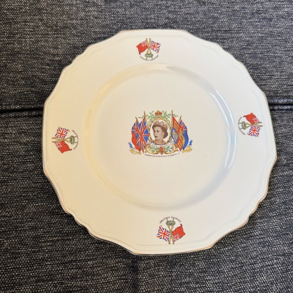 Elegant Cream Decorative Plate with British Motif - Picture 1 of 5